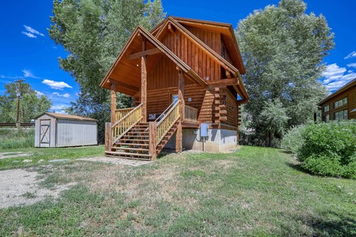 Riverfront Cozy Cabin, Gas Fireplace, Pet-Friendly, Close to Downtown, Skiing, and Hiking Adventures