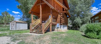 Riverfront Cozy Cabin, Gas Fireplace, Pet-Friendly, Close to Downtown, Skiing, and Hiking Adventures