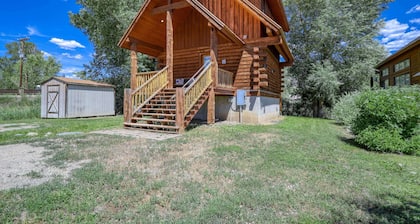 Riverfront Cozy Cabin, Gas Fireplace, Pet-Friendly, Close to Downtown, Skiing, and Hiking Adventures