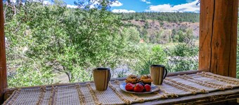 Riverfront Cozy Cabin, Gas Fireplace, Pet-Friendly, Close to Downtown, Skiing, and Hiking Adventures