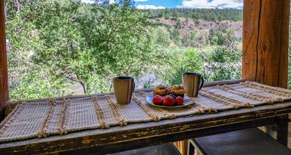 Riverfront Cozy Cabin, Gas Fireplace, Pet-Friendly, Close to Downtown, Skiing, and Hiking Adventures