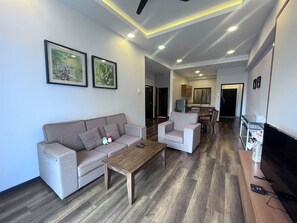 Apartamento, sacada, vista para a montanha | Área de estar | TV LED 48 polegadas com canais digitais, Netflix, serviços de streaming