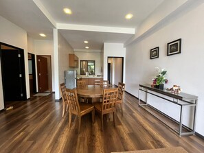 Apartamento, balcón, vistas a la montaña | Servicio de comidas en la habitación