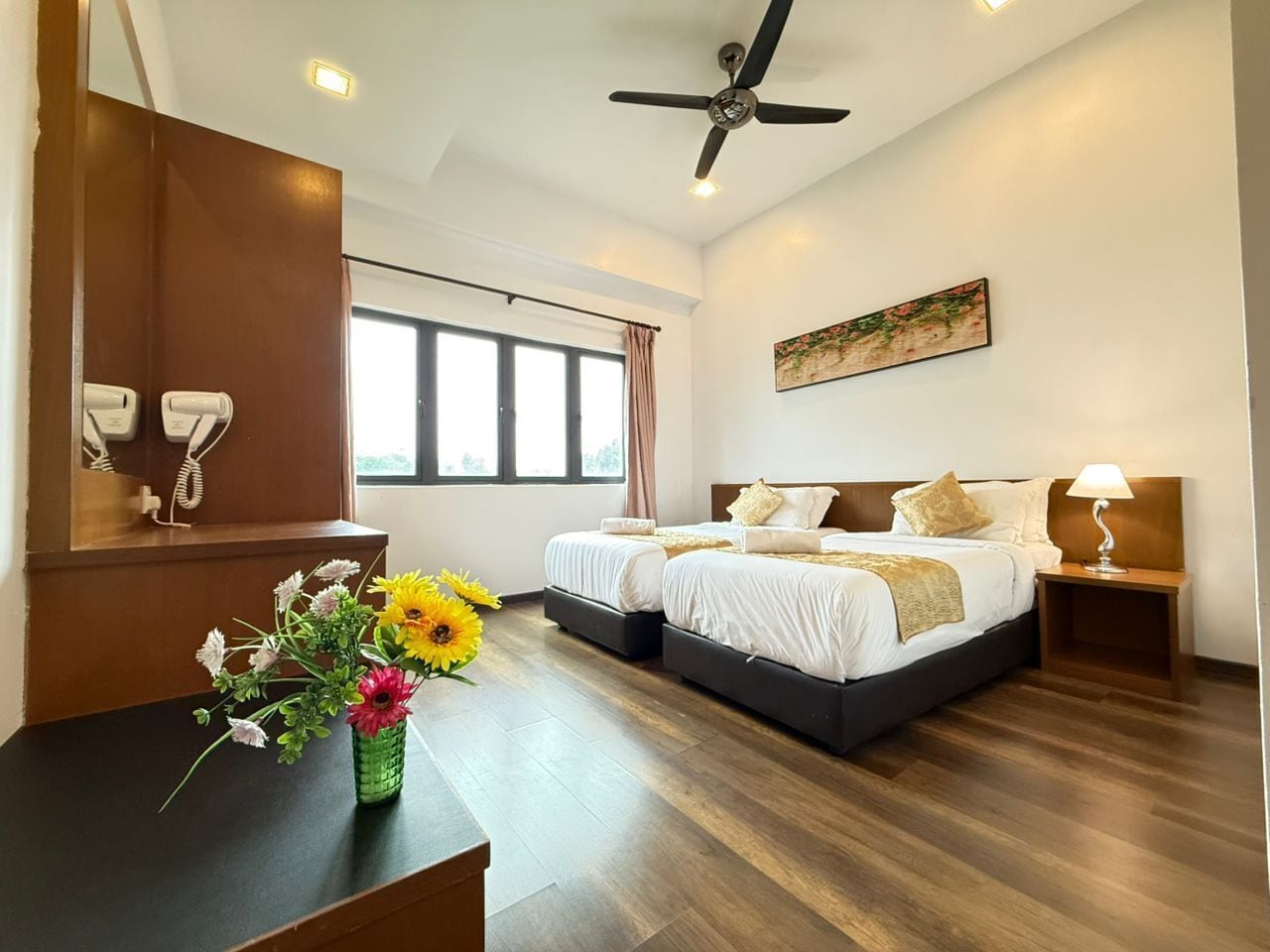 3 bedrooms, premium bedding, down duvets, Select Comfort beds