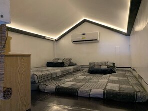 1 dormitorio, tabla de planchar con plancha, wifi y ropa de cama