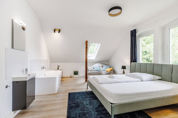 Schlafzimmer mit Badewanne