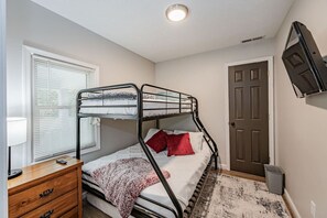 2 slaapkamers, een bureau, een strijkplank/strijkijzer, gratis wifi