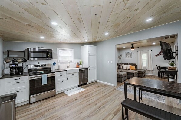 Een koelkast, een microgolfoven, een oven, een kookplaat