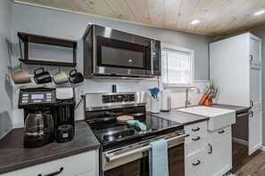 Frigorífico, microondas, horno y placa de cocina