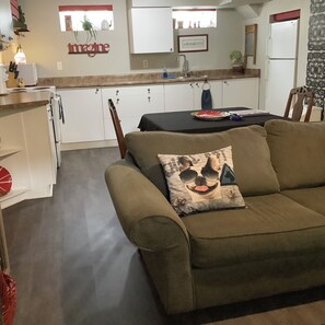 TV, fireplace - Large private fenced yard with guest patio, fire pit and surrounding gardens. (Kitchener)