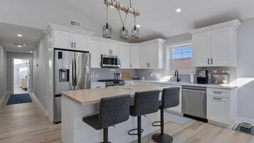 Fridge, oven, dishwasher, coffee/tea maker