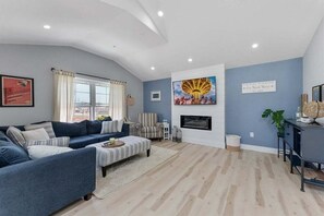 Living area - Newly Constructed Condo in Wildwood with a Pool! (Wildwood)