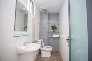 Kombination af bruser/badekar, brusehoved med spredningseffekt