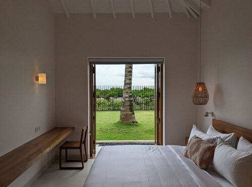Lace House - stylish beach villa with surf access. pool and full staff