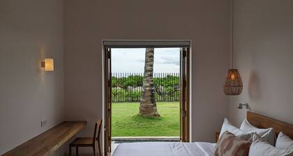 Lace House - stylish beach villa with surf access. pool and full staff