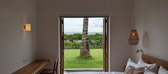 Lace House - stylish beach villa with surf access. pool and full staff