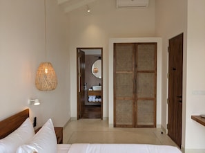 3 bedrooms, iron/ironing board, WiFi, bed sheets - Lace House - stylish beach villa with surf access. pool and full staff (Ahangama)