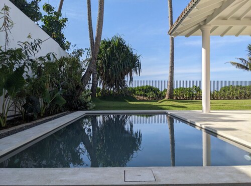 Lace House - stylish beach villa with surf access. pool and full staff