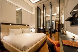 Junior Studio Suite | Minibar, in-room safe, individually decorated, individually furnished