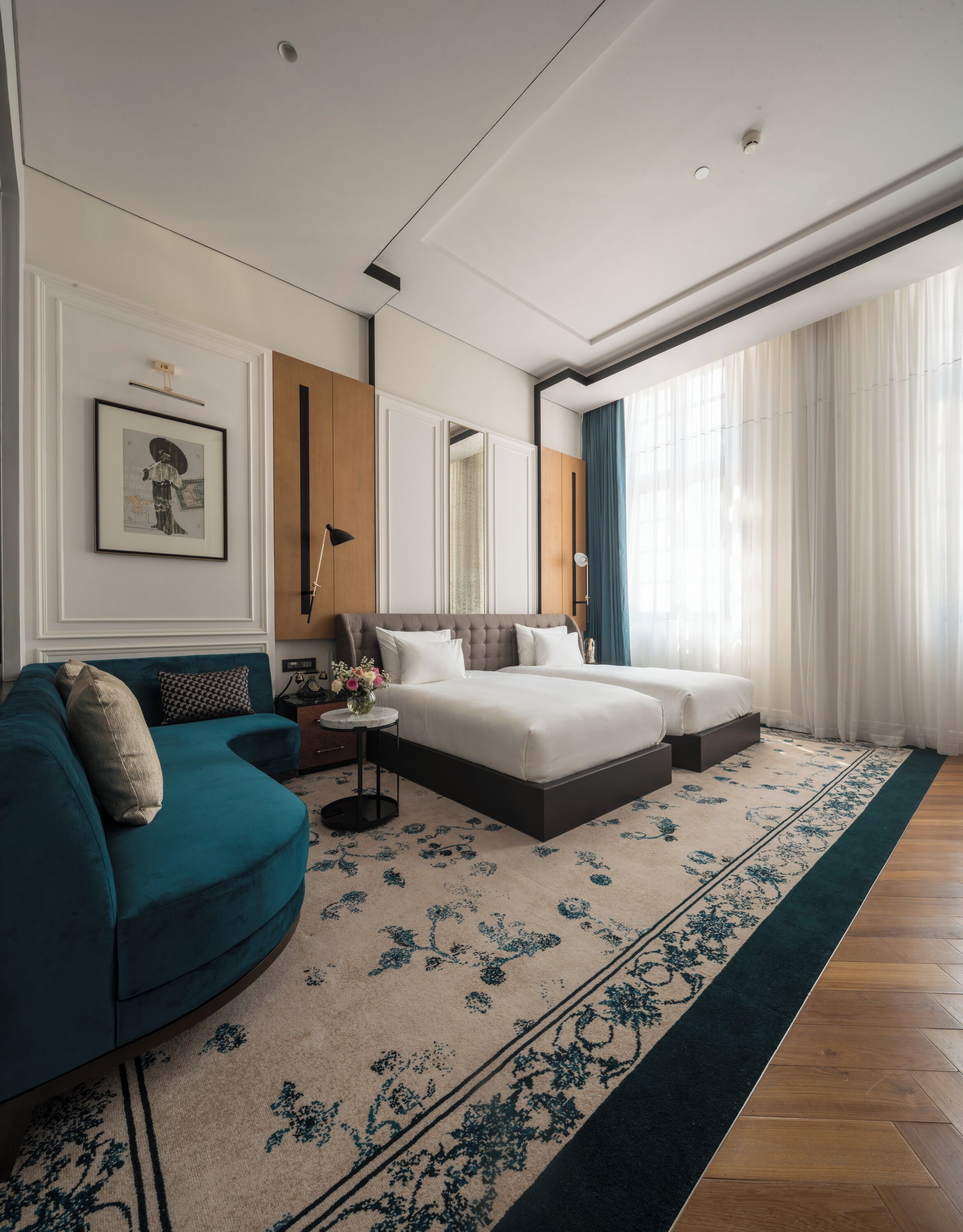 Minibár, széf a szobában, egyedi dekoráció és egyedi berendezés