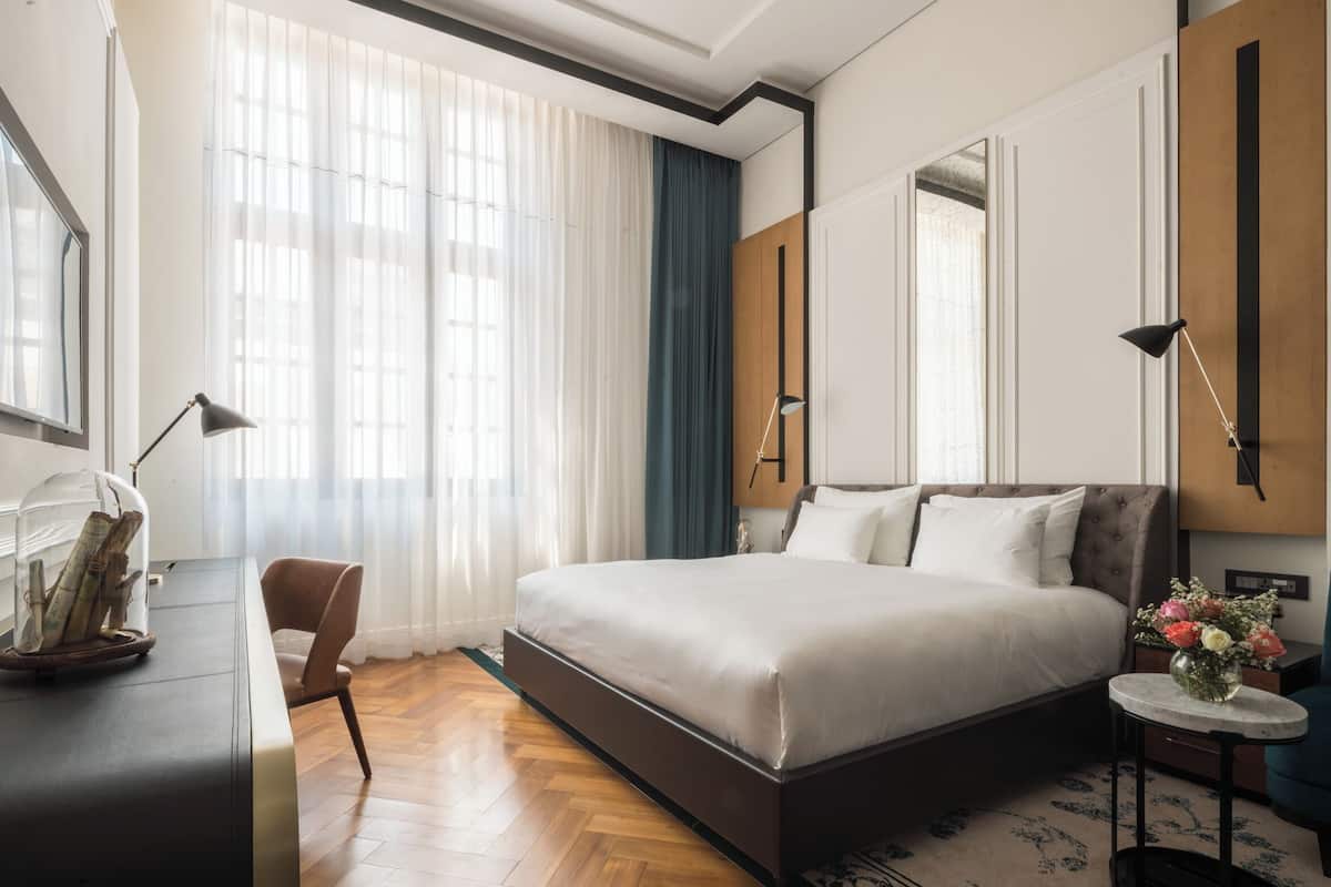 Habitación Deluxe doble, 1 cama de matrimonio grande, vistas a la ciudad | Minibar, caja fuerte, decoración individual y mobiliario individual