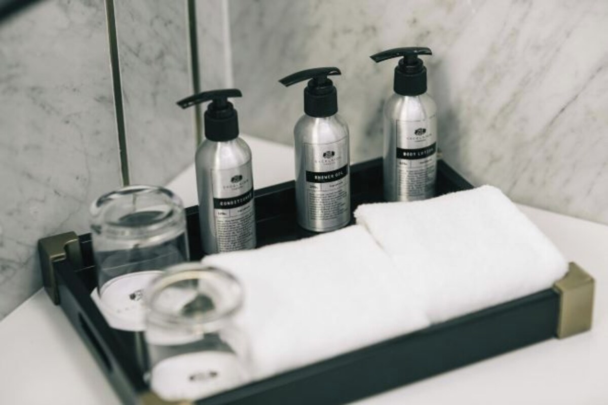 Fasilitas kamar mandi | Pengering rambut, jubah mandi, sandal, dan handuk