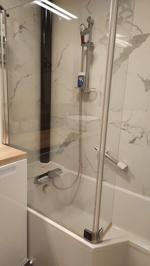 Een haardroger, handdoeken, zeep, shampoo