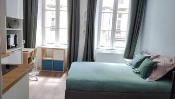 Een bureau, gratis wifi, beddengoed