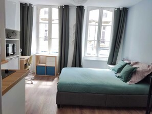 Desk, free WiFi, bed sheets - Studio - Centre ville - Visit Morlaix on foot, pedestrian streets, port and viaduct (Morlaix)