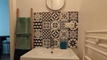 Een douche, een haardroger, handdoeken, zeep