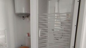 Dusj, hårføner, håndklær og såpe