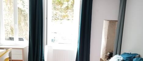 Una scrivania, Wi-Fi gratuito, lenzuola