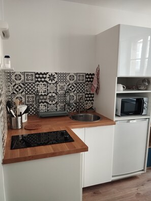 Réfrigérateur, four à micro-ondes, surface de cuisson, cafetière-théière