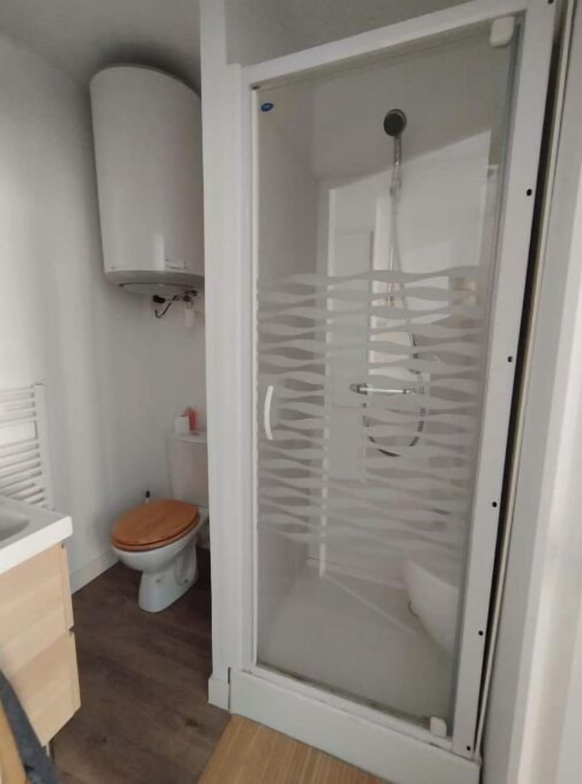 Een douche, een haardroger, handdoeken, zeep