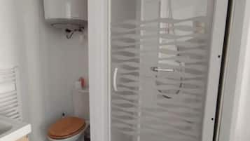 Een douche, een haardroger, handdoeken, zeep