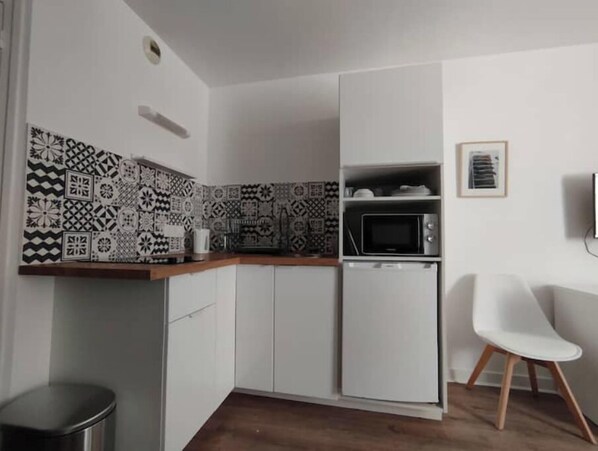 Réfrigérateur, micro-ondes, plaque de cuisson, cafetière/bouilloire