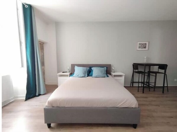 Bureau, accès au Wi-Fi (inclus), literie fournie