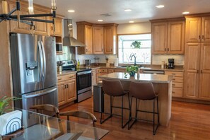 Refrigerador, microondas, horno, placa de cocina