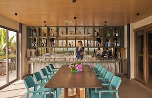 2 bars/lounges, poolside bar