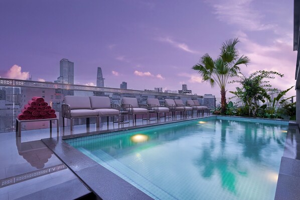 Een buitenzwembad, open van 06.00 uur tot 20.00 uur, en ligstoelen