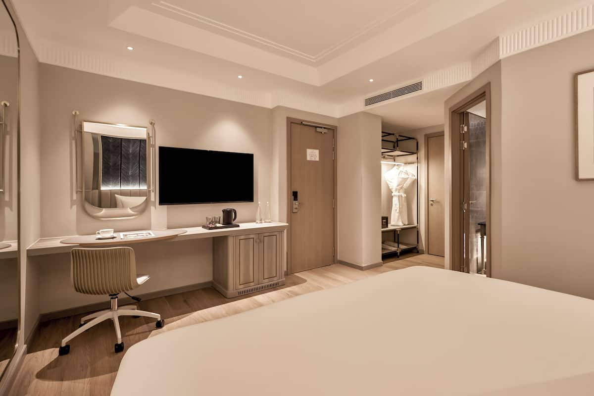Premium bedding, down duvets, minibar, in-room safe