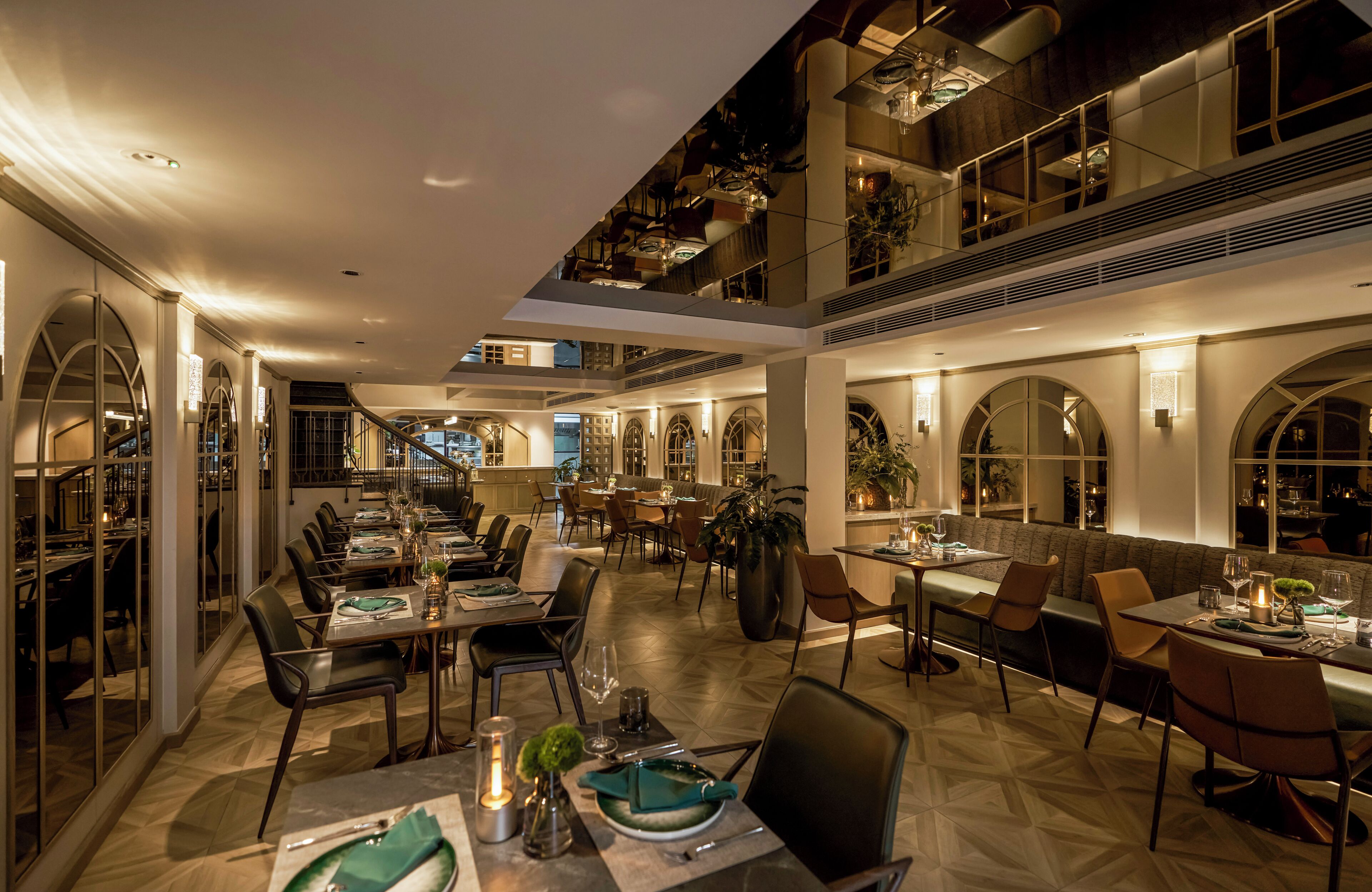 Un vaste espace de restauration aménagé sur plusieurs niveaux, doté d’un mobilier moderne et d’une ambiance chaleureuse et accueillante.