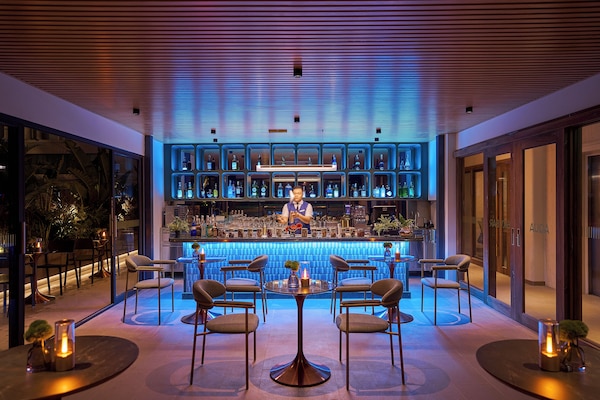 2 bars/lounges, poolside bar