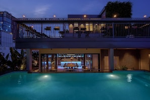 Alberca al aire libre, acceso de 06:00 a 20:00, y camastros