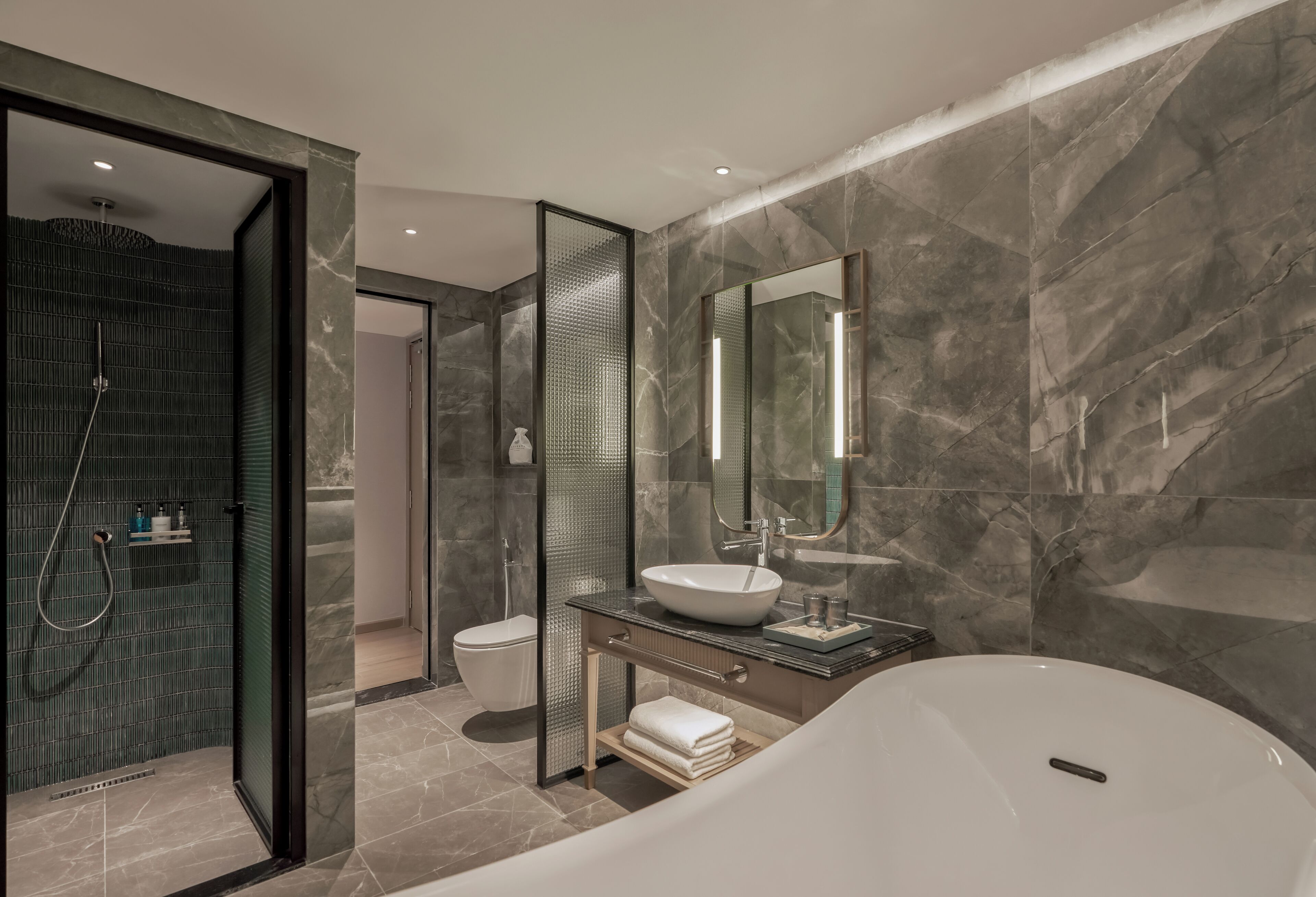 The Owner's Suite | Kylpyhuone | Erillinen kylpyamme ja suihku, hierova suihkupää