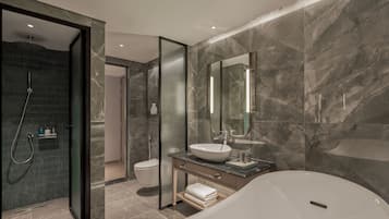 The Owner's Suite | Kylpyhuone | Erillinen kylpyamme ja suihku, hierova suihkupää