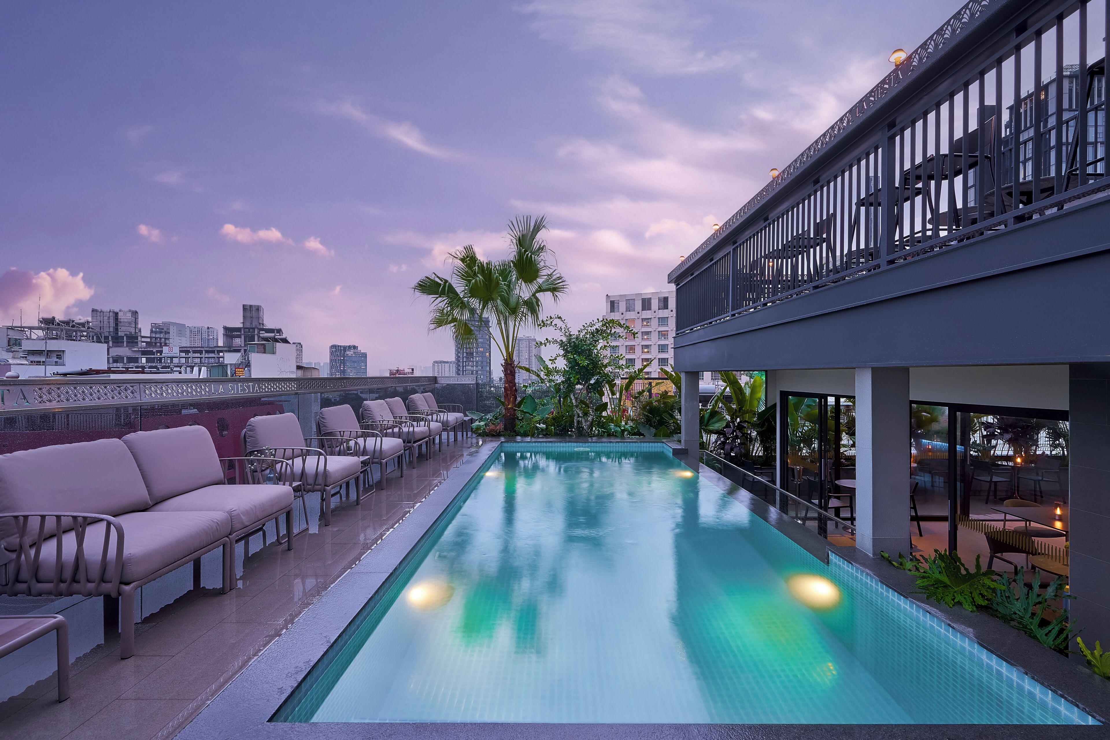 室外游泳池，06:00 至 20:00 开放，日光浴躺椅