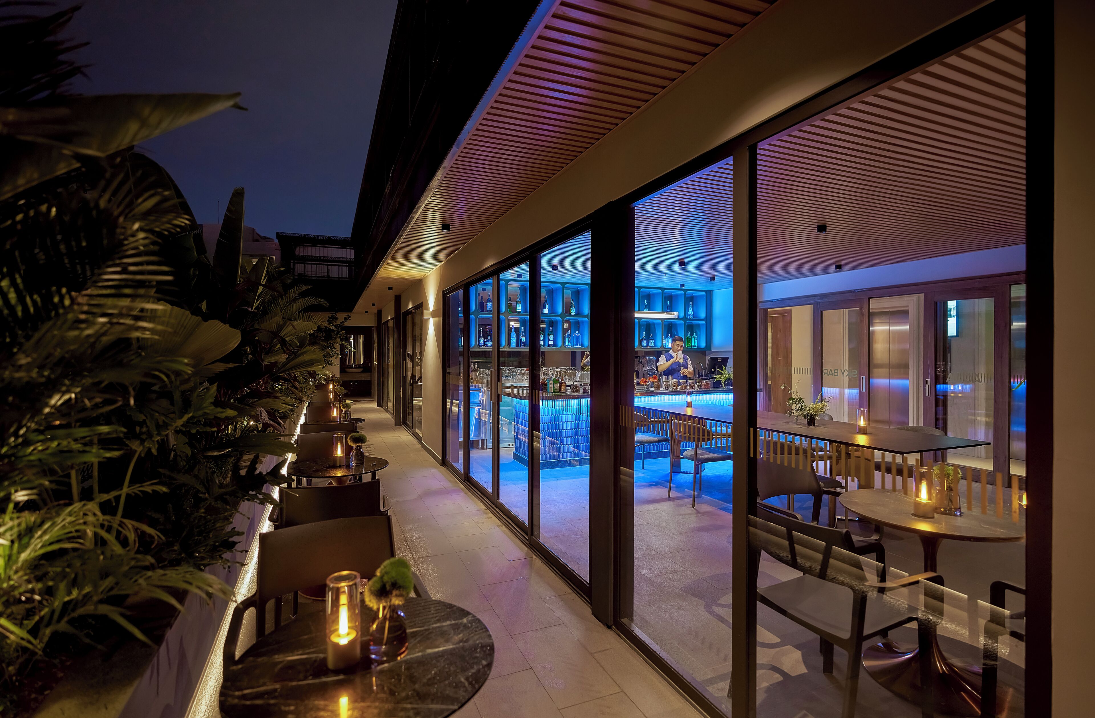 2 bares y bar junto a la piscina