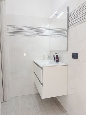 Dusche, Haartrockner, Bidet, Handtücher