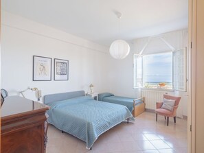 3 quartos, cofres nos quartos, escrivaninha